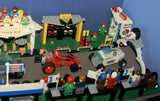 UNIQUE HUGE CUSTOM LEGO SET (1032 PCS): 41 MINIFIGURES (YEAR 1978 & ON), RACE TRACK, FINISH LINE, MULTIPLE BLEACHERS, 6 CARS, SNACK BAR, HELMET SHOP, GAS PUMP, AMBULANCE, REPORTERS, HOT DOG CART, MULTIPLE ACCESSORIES ETC... (KIT 10) 32" X 12"