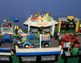 UNIQUE HUGE CUSTOM LEGO SET (1032 PCS): 41 MINIFIGURES (YEAR 1978 & ON), RACE TRACK, FINISH LINE, MULTIPLE BLEACHERS, 6 CARS, SNACK BAR, HELMET SHOP, GAS PUMP, AMBULANCE, REPORTERS, HOT DOG CART, MULTIPLE ACCESSORIES ETC... (KIT 10) 32" X 12"