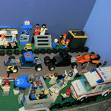 UNIQUE HUGE CUSTOM LEGO SET (1032 PCS): 41 MINIFIGURES (YEAR 1978 & ON), RACE TRACK, FINISH LINE, MULTIPLE BLEACHERS, 6 CARS, SNACK BAR, HELMET SHOP, GAS PUMP, AMBULANCE, REPORTERS, HOT DOG CART, MULTIPLE ACCESSORIES ETC... (KIT 10) 32" X 12"