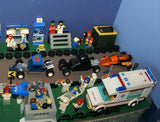 UNIQUE HUGE CUSTOM LEGO SET (1032 PCS): 41 MINIFIGURES (YEAR 1978 & ON), RACE TRACK, FINISH LINE, MULTIPLE BLEACHERS, 6 CARS, SNACK BAR, HELMET SHOP, GAS PUMP, AMBULANCE, REPORTERS, HOT DOG CART, MULTIPLE ACCESSORIES ETC... (KIT 10) 32" X 12"