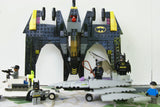 3 LEGO SETS, D.C UNIVERSE SUPER HEROES: BATWING JETPLANE, CATWOMAN JET & AMPHIBIAN POLICE CAR, PLUS 6 HIGHLY COLLECTIBLE NOW RARE RETIRED MINIFIGURES: 2 BATMAN MFGS GREY & BLACK, CATWOMAN, JOKER, HENCHMAN, POLICE GUARD ETC. 287 PCS (KIT 32)