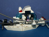 LEGO SPACE INSECTOIDS VS MARTIAL ARTS "BOAT PEOPLE" TEAM: 10 MINIFIGURES: 5 INSECTOIDS, 2 DROIDS, 3 MARTIAL ART & KARATE MFS ON ARMORED BOAT (127 PIECES) KIT ITEM 47