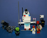 LEGO SPACE INSECTOIDS VS MARTIAL ARTS "BOAT PEOPLE" TEAM: 10 MINIFIGURES: 5 INSECTOIDS, 2 DROIDS, 3 MARTIAL ART & KARATE MFS ON ARMORED BOAT (127 PIECES) KIT ITEM 47