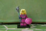 BRAND NEW, RARE RETIRED LEGO MINIFIGURE COLLECTIBLE: INTERGALACTIC GIRL WITH HAIR, WEAPON, HELMET, BLACK BASE ETC. (Serie 6) YEAR 2012, 9 PIECES