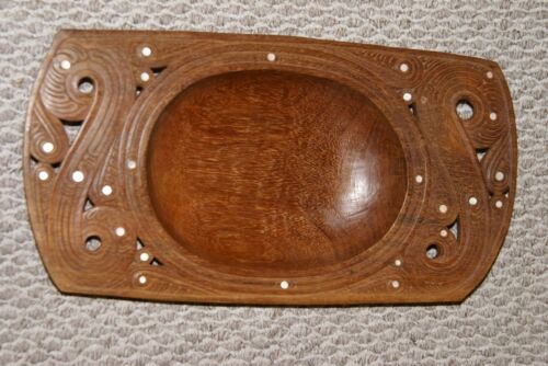 STUNNING ONE OF A KIND HAND CARVED ROSEWOOD MUSEUM MASTERPIECE SERVING PLATTER DISH WITH MOTHER OF PEARL INSERTS & LACY BORDER BY RENOWNED SCULPTOR FROM THE REMOTE TROBRIAND ISLANDS MELANESIA KULA RING COLLECTOR DESIGNER 2A86 15”X8”X2”