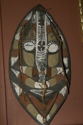 SOUTH PACIFIC OCEANIC ART LARGE OLDER HAND CARVED TRIBAL CLAN ANCESTRAL CULT POLYCHROME SPIRIT MASK WITH BUSH TWINE COLLECTED IN SEPIK REGION PAPUA NEW GUINEA 12A9 ORACLE CONSULTED FOR ADVICE DURING RAIDS COLLECTOR DESIGNER DECORATOR 24