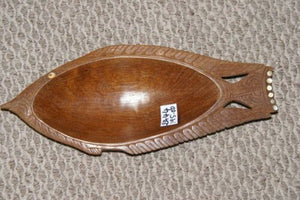 STUNNING ROSEWOOD WOOD MUSEUM MASTERPIECE WITH MOTHER OF PEARL INSERTS SAGO PLATTER DISH BOWL DELICATELY CARVED INTO A LARGE FISH BY RENOWNED TRIBAL SCULPTOR FROM  REMOTE TROBRIAND ISLANDS MELANESIA SOUTH PACIFIC COLLECTOR DESIGNER 2A44 12.5"X5"x1.5”