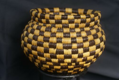 Colorful Highly Collectible & Unique (DARIEN RAINFOREST ART, PANAMA) MUSEUM QUALITY INTRICATE MINUTE TIGHT WEAVE RIB STITCH BASKET Unique American Indian RENOWN Artist Handwoven Checkered Rib Stitch Decor Basket 300A4