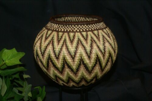 Colorful Highly Collectible & Unique Authentic Wounaan American Indian Hösig Di Art by renown Artist Basket 300A20 ZIGZAG MOTIF DARIEN RAINFOREST PANAMA MUSEUM QUALITY INTRICATE MINUTE WEAVE designer collector decor