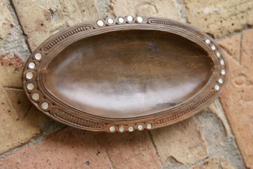 STUNNING 1 OF A KIND HAND CARVED KWILA WOOD MUSEUM MASTERPIECE SAGO PLATTER DISH BOWL WITH MOTHER OF PEARL INSERTS & DELICATELY INCISED BORDER BY RENOWNED TRIBAL SCULPTOR TROBRIAND ISLANDS MELANESIA SOUTH PACIFIC OCEANIA 9.5