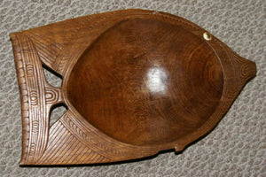 STUNNING ROSEWOOD WOOD MUSEUM MASTERPIECE SAGO PLATTER DISH BOWL DELICATELY CARVED INTO A LARGE FISH BY RENOWNED TRIBAL SCULPTOR FROM  REMOTE TROBRIAND ISLANDS MELANESIA SOUTH PACIFIC COLLECTOR DESIGNER 2A69 15"x9.25"x3”
