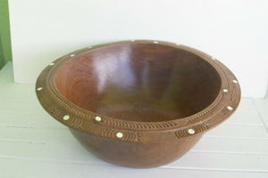 HUGE 16”x 16”x 7” STUNNING UNIQUE KWILA WOOD DEEP BOWL 2A2 MUSEUM MASTERPIECE WITH MOTHER OF PEARL INSERTS & DELICATE INCISED BORDER BY RENOWNED TRIBAL SCULPTOR FROM TROBRIAND ISLANDS MELANESIA SOUTH PACIFIC + FREE GIFT $190.00 VALUE FISH CARVING