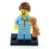 BRAND NEW, RARE RETIRED LEGO MINIFIGURE: SLEEPYHEAD BOY IN PJ’S WITH HIS TEDDY BEAR, Zzzz SPEECH COMIC  BUBBLE AND BLACK BASE (Serie 6) YEAR 2012, HARD TO FIND SO COMPLETE WITH SPEECH BUBBLE, 7 PCS