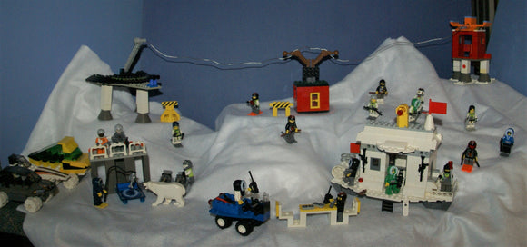 CUSTOM LEGO SET, ARTIC BLAST: 835 PCS, 28 NOW RARE RETIRED MINIFIGURES (1982-2010), SKI PATROL, SKIERS, SNOWBOARDERS, POLAR BEAR, IGLOO, CABLE CARS, OBSERVATION TOWER, 8 VEHICLES, SOME SNOW MOBILES, SNACK BAR, CELL TOWERS, OCTON STATION ETC... (KIT 17)