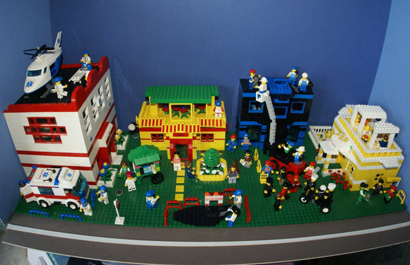 9 CUSTOM LEGO SETS (1911 pcs) WITH 58 NOW RARE RETIRED MINIFIGURES FROM LEGO TOWN (1978-2010). BUILDS: HOSPITAL, AMBULANCE, HELICOPTER, SUNSHINE CAFE, FLORIST, HOT DOG STAND, POST OFFICE, CRANE, POLICE VEHICLES, TRUCKS, ROAD, SO MANY ACCESSORIES (KIT 12)
