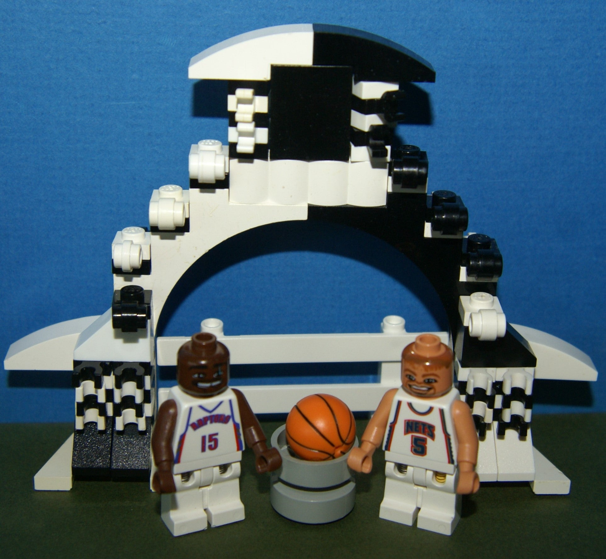 LEGO BASKETBALL NBA TRAINING CAMP & SPORTS GYM: 4 MINIFIGURES (2003) J –  Rarest Finds