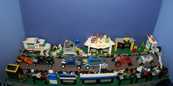 UNIQUE HUGE CUSTOM LEGO SET (1032 PCS): 41 MINIFIGURES (YEAR 1978 & ON), RACE TRACK, FINISH LINE, MULTIPLE BLEACHERS, 6 CARS, SNACK BAR, HELMET SHOP, GAS PUMP, AMBULANCE, REPORTERS, HOT DOG CART, MULTIPLE ACCESSORIES ETC... (KIT 10) 32