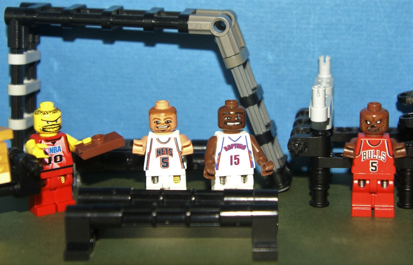 LEGO BASKETBALL NBA TRAINING CAMP & SPORTS GYM: 4 MINIFIGURES (2003) J –  Rarest Finds