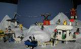 CUSTOM LEGO SET, ARTIC BLAST: 835 PCS, 28 NOW RARE RETIRED MINIFIGURES (1982-2010), SKI PATROL, SKIERS, SNOWBOARDERS, POLAR BEAR, IGLOO, CABLE CARS, OBSERVATION TOWER, 8 VEHICLES, SOME SNOW MOBILES, SNACK BAR, CELL TOWERS, OCTON STATION ETC... (KIT 17)