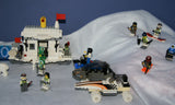 CUSTOM LEGO SET, ARTIC BLAST: 835 PCS, 28 NOW RARE RETIRED MINIFIGURES (1982-2010), SKI PATROL, SKIERS, SNOWBOARDERS, POLAR BEAR, IGLOO, CABLE CARS, OBSERVATION TOWER, 8 VEHICLES, SOME SNOW MOBILES, SNACK BAR, CELL TOWERS, OCTON STATION ETC... (KIT 17)