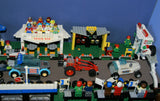 UNIQUE HUGE CUSTOM LEGO SET (1032 PCS): 41 MINIFIGURES (YEAR 1978 & ON), RACE TRACK, FINISH LINE, MULTIPLE BLEACHERS, 6 CARS, SNACK BAR, HELMET SHOP, GAS PUMP, AMBULANCE, REPORTERS, HOT DOG CART, MULTIPLE ACCESSORIES ETC... (KIT 10) 32" X 12"