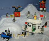 CUSTOM LEGO SET, ARTIC BLAST: 835 PCS, 28 NOW RARE RETIRED MINIFIGURES (1982-2010), SKI PATROL, SKIERS, SNOWBOARDERS, POLAR BEAR, IGLOO, CABLE CARS, OBSERVATION TOWER, 8 VEHICLES, SOME SNOW MOBILES, SNACK BAR, CELL TOWERS, OCTON STATION ETC... (KIT 17)