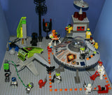 LEGO CUSTOM BUILD (25 PCS) PLUS 2 NOW RARE RETIRED MINIFIGURES: SPONGEBOB 4981, SQUIDWARD 3827 RIDING THEIR CUSTOM MOBILE TRAIN CARRIAGE WITH ADJUSTABLE WHEEL (KIT 35)