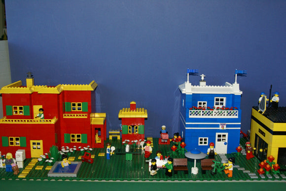 5 BUILDS: 2 STORIES HOME POOL PING PONG PLAYHOUSE APT DONUT SHOP TIRE STORE TOW TRUCK ETC.. HOT DOG STAND BENCHES (1569 PCS) 29 VERY RARE RETIRED MINIFIGURES FROM 
