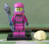 BRAND NEW, RARE RETIRED LEGO MINIFIGURE COLLECTIBLE: INTERGALACTIC GIRL WITH HAIR, WEAPON, HELMET, BLACK BASE ETC. (Serie 6) YEAR 2012, 9 PIECES