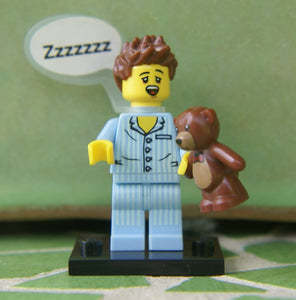 BRAND NEW, RARE RETIRED LEGO MINIFIGURE: SLEEPYHEAD BOY IN PJ’S WITH HIS TEDDY BEAR, Zzzz SPEECH COMIC  BUBBLE AND BLACK BASE (Serie 6) YEAR 2012, HARD TO FIND SO COMPLETE WITH SPEECH BUBBLE, 7 PCS