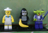 5 NOW RARE RETIRED LEGO MINIFIGURES (Serie 3): SPACE ALIEN, GORILLA SUIT GUY, TENNIS PLAYER, MUMMY & TRIBAL CHIEF WITH 5 NEW BLACK BASES INCLUDED, 26 PIECES, YEAR 2010.