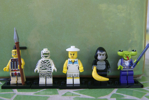5 NOW RARE RETIRED LEGO MINIFIGURES (Serie 3): SPACE ALIEN, GORILLA SUIT GUY, TENNIS PLAYER, MUMMY & TRIBAL CHIEF WITH 5 NEW BLACK BASES INCLUDED, 26 PIECES, YEAR 2010.