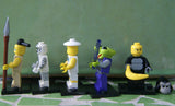 5 NOW RARE RETIRED LEGO MINIFIGURES (Serie 3): SPACE ALIEN, GORILLA SUIT GUY, TENNIS PLAYER, MUMMY & TRIBAL CHIEF WITH 5 NEW BLACK BASES INCLUDED, 26 PIECES, YEAR 2010.