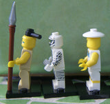 5 NOW RARE RETIRED LEGO MINIFIGURES (Serie 3): SPACE ALIEN, GORILLA SUIT GUY, TENNIS PLAYER, MUMMY & TRIBAL CHIEF WITH 5 NEW BLACK BASES INCLUDED, 26 PIECES, YEAR 2010.