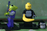 5 NOW RARE RETIRED LEGO MINIFIGURES (Serie 3): SPACE ALIEN, GORILLA SUIT GUY, TENNIS PLAYER, MUMMY & TRIBAL CHIEF WITH 5 NEW BLACK BASES INCLUDED, 26 PIECES, YEAR 2010.