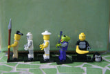 5 NOW RARE RETIRED LEGO MINIFIGURES (Serie 3): SPACE ALIEN, GORILLA SUIT GUY, TENNIS PLAYER, MUMMY & TRIBAL CHIEF WITH 5 NEW BLACK BASES INCLUDED, 26 PIECES, YEAR 2010.