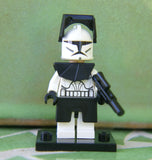 EXTREMELY RARE RETIRED LEGO MINIFIGURE: STAR WARS (SW223) CLONE WARS COMMANDER (MF 8), 8 PIECES COMPLETE WITH HELMET, ARMOR, GUN, NOT PLAYED WITH DISPLAY.