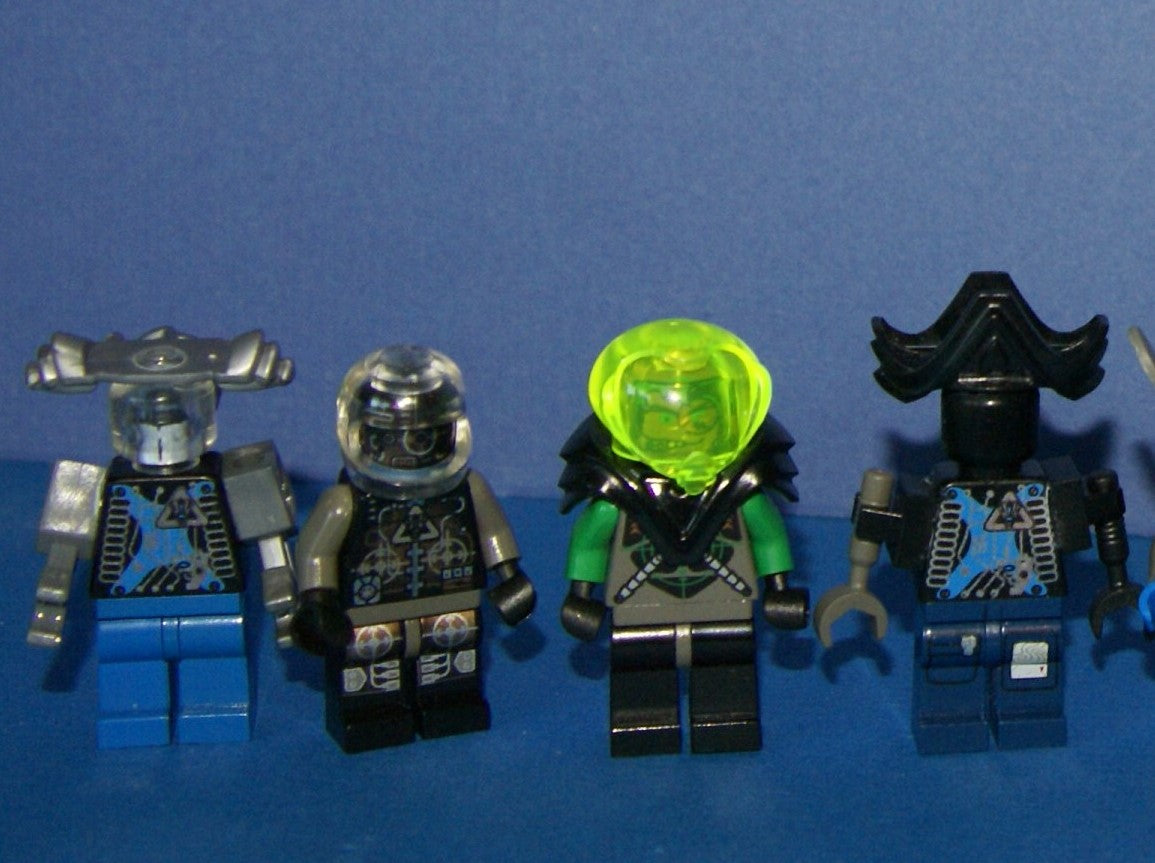 LEGO SPACE INSECTOIDS VS MARTIAL ARTS BOAT PEOPLE TEAM 10 MINIFIGUR Rarest Finds