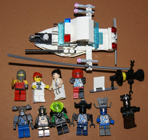 LEGO SPACE INSECTOIDS VS MARTIAL ARTS "BOAT PEOPLE" TEAM: 10 MINIFIGURES: 5 INSECTOIDS, 2 DROIDS, 3 MARTIAL ART & KARATE MFS ON ARMORED BOAT (127 PIECES) KIT ITEM 47