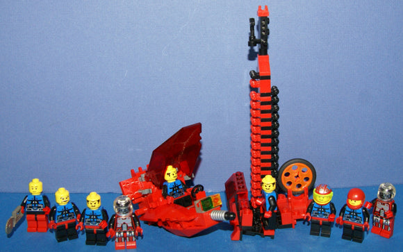 LEGO 9 (NOW RARE) RETIRED SPACE SPYRIUS MINIFIGURES: CHIEF, ASTRONAUTS, DROIDS 6705, 6889, 6949, 6959 ETC + 2 BUILDS, OBSERVATION TOWER WITH LADDER, JET DRILLING VEHICLE WITH SUNROOF: 137 PC (KIT ITEM SET 52) YEAR 1994