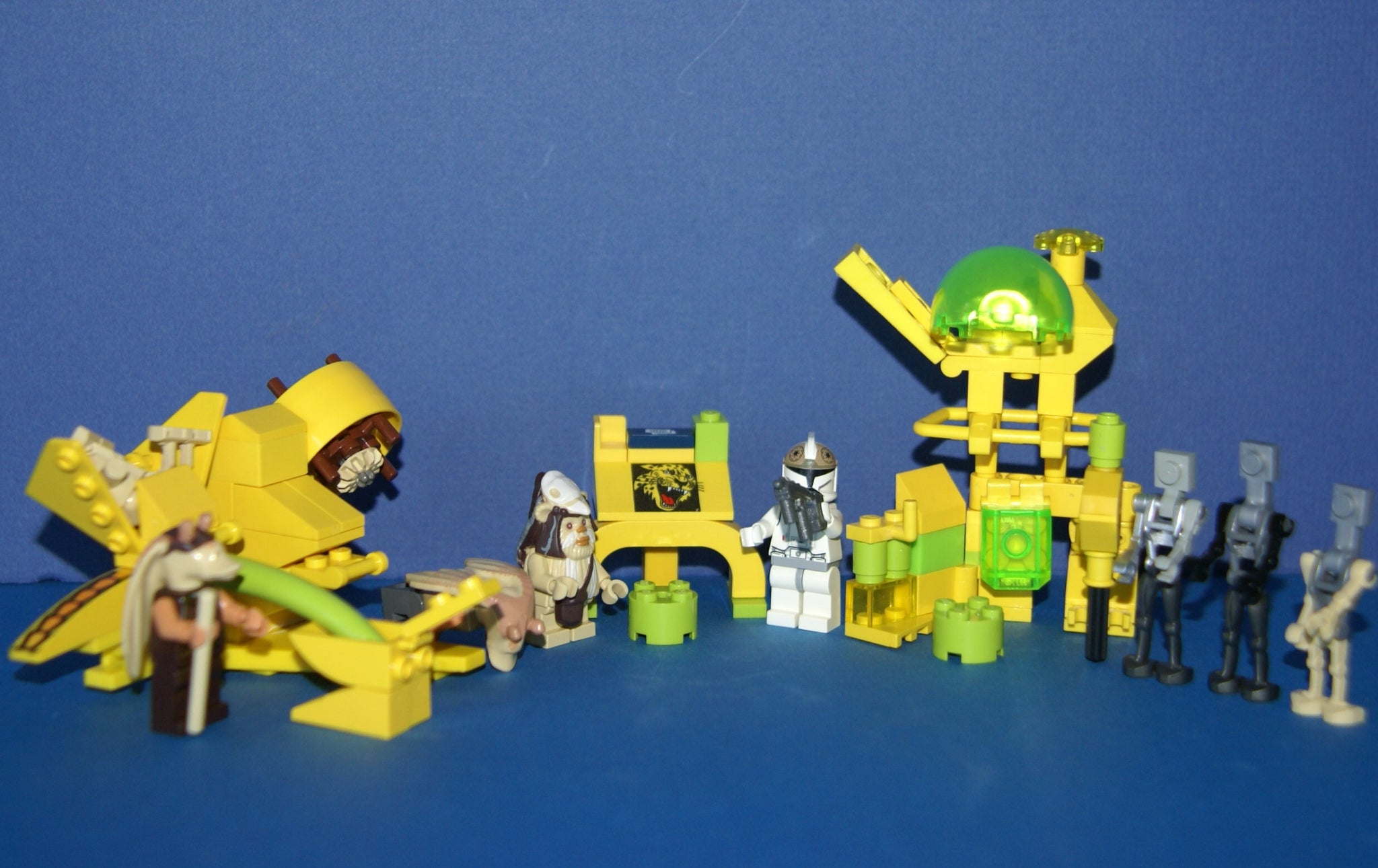 UNIQUE LEGO STAR WARS SET WITH 7, NOW RARE, RETIRED MINIFIGURES: LOGRAY EWOK, SNOW TROOPER, DROIDS, JAR JAR BINKS, GUNGAN SOLDIER, ASSASSIN DROIDS