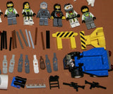 CUSTOM LEGO SET, ARTIC BLAST: 835 PCS, 28 NOW RARE RETIRED MINIFIGURES (1982-2010), SKI PATROL, SKIERS, SNOWBOARDERS, POLAR BEAR, IGLOO, CABLE CARS, OBSERVATION TOWER, 8 VEHICLES, SOME SNOW MOBILES, SNACK BAR, CELL TOWERS, OCTON STATION ETC... (KIT 17)