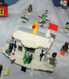 CUSTOM LEGO SET, ARTIC BLAST: 835 PCS, 28 NOW RARE RETIRED MINIFIGURES (1982-2010), SKI PATROL, SKIERS, SNOWBOARDERS, POLAR BEAR, IGLOO, CABLE CARS, OBSERVATION TOWER, 8 VEHICLES, SOME SNOW MOBILES, SNACK BAR, CELL TOWERS, OCTON STATION ETC... (KIT 17)