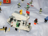 CUSTOM LEGO SET, ARTIC BLAST: 835 PCS, 28 NOW RARE RETIRED MINIFIGURES (1982-2010), SKI PATROL, SKIERS, SNOWBOARDERS, POLAR BEAR, IGLOO, CABLE CARS, OBSERVATION TOWER, 8 VEHICLES, SOME SNOW MOBILES, SNACK BAR, CELL TOWERS, OCTON STATION ETC... (KIT 17)